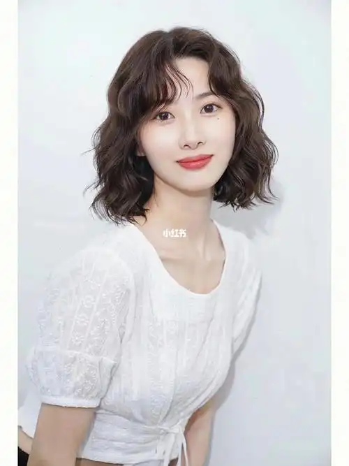 齐肩发烫发 短发的小姐姐推荐呦