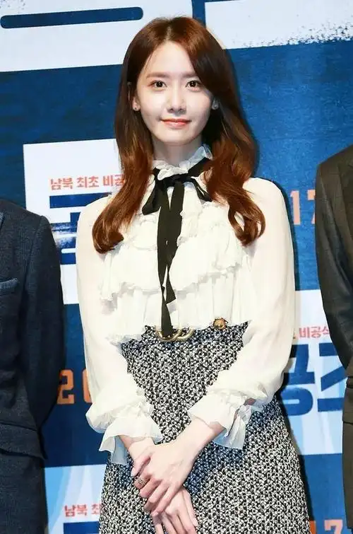 韩国女神林允儿花一般的纯净面孔不愧为少女时代的门面