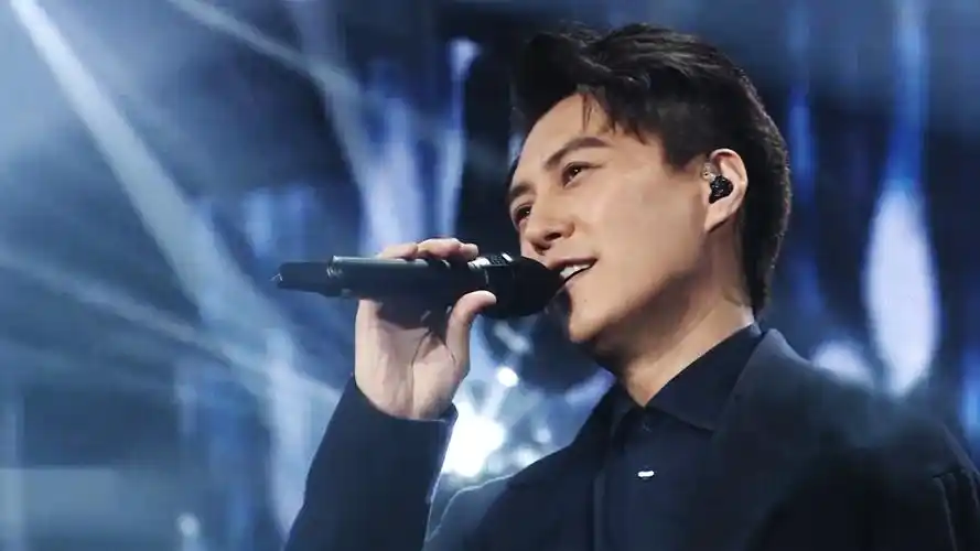 靳东第三次东方跨年 致敬偶像深情演绎靳歌金曲