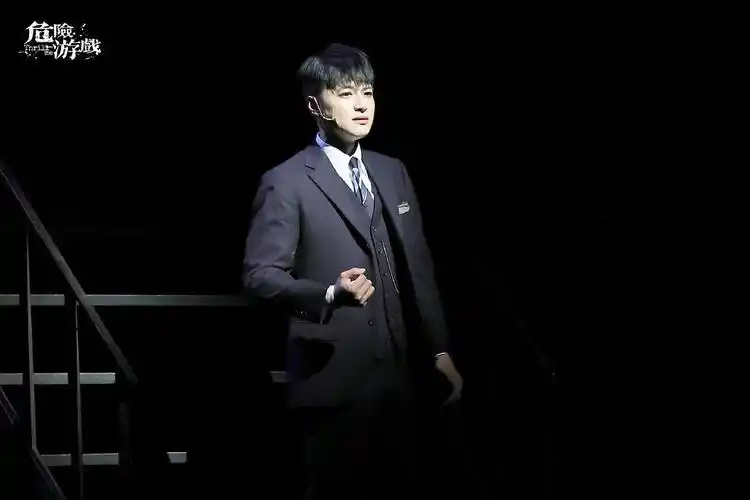 接受韩琛妻子mary的命令,杀死黑帮老大倪坤.