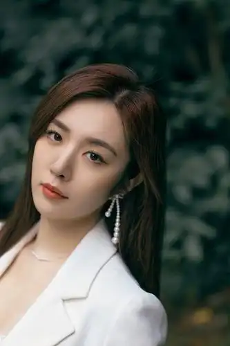 王晓晨森系时尚大片曝光,白色西装尽显温婉恬静