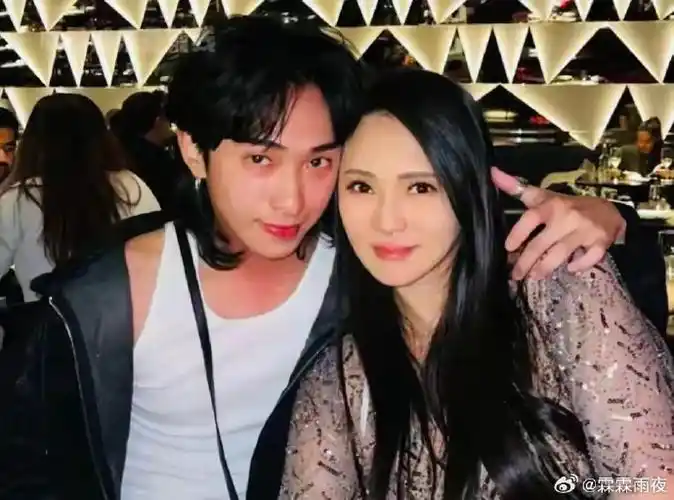 2024 年 5 月 30 日,伊能静在出席线下活动时竟公开帮儿子征婚!