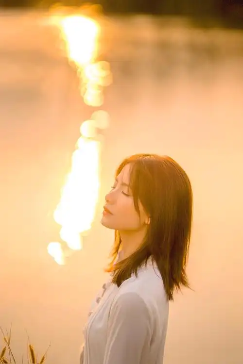 湖畔晚霞女孩图片修图