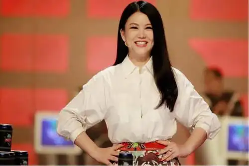 李湘是土生土长的湖南人,有背景有学历,做《快乐大本营》的主持人可谓