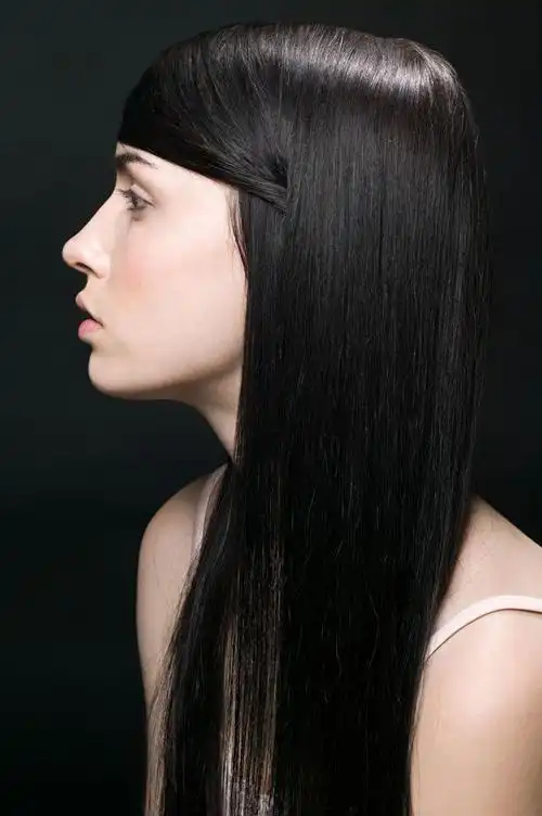 年轻的黑发长发美女