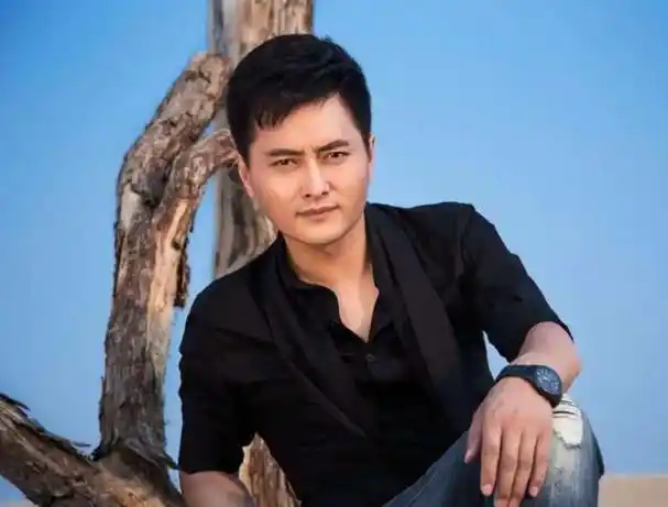 回顾歌手云飞:放弃家庭去支教,成名后与妻子离婚,今娶古典女神