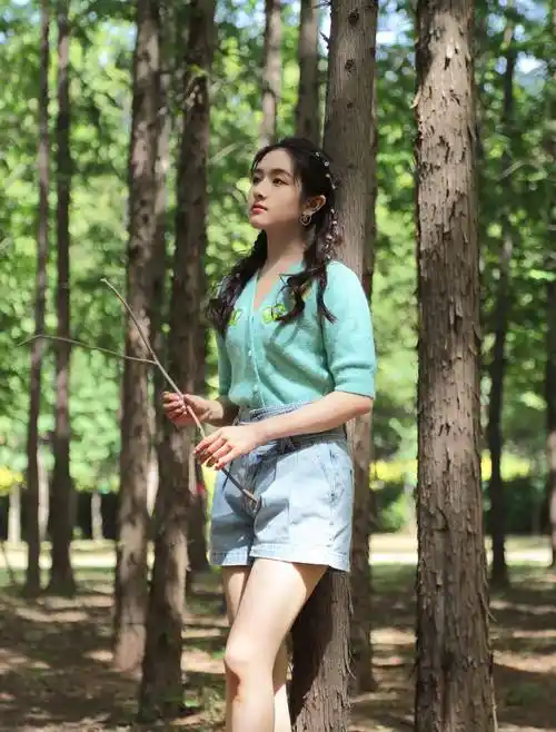 双马尾的李兰迪很甜美,穿蓝绿色针织衫配高腰裤,简约不失初恋感_女孩