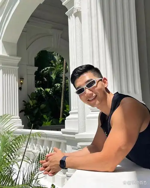 青春有型的肌肉男,爱健身的他也爱旅游,拍了不少帅气的照片!