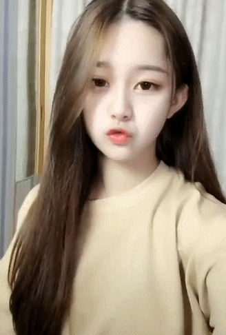 美女女神嘟嘟嘴可爱gif动图_动态图_表情包下载_soogif