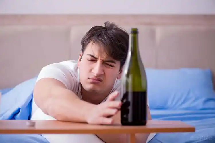 男人_酒_喝_床上_分手_沮丧_图片大全—全景创意图库(quanjing.