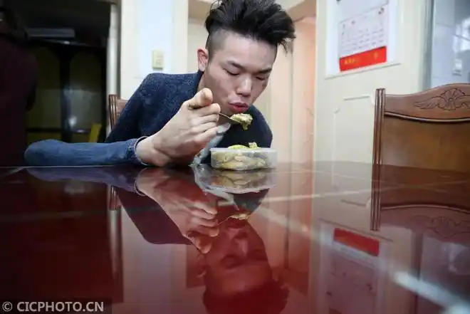 用一只脚绘出新生活_网易新闻