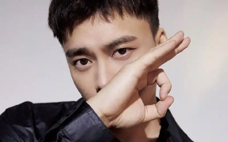 李易峰酷帅有型写真桌面壁纸