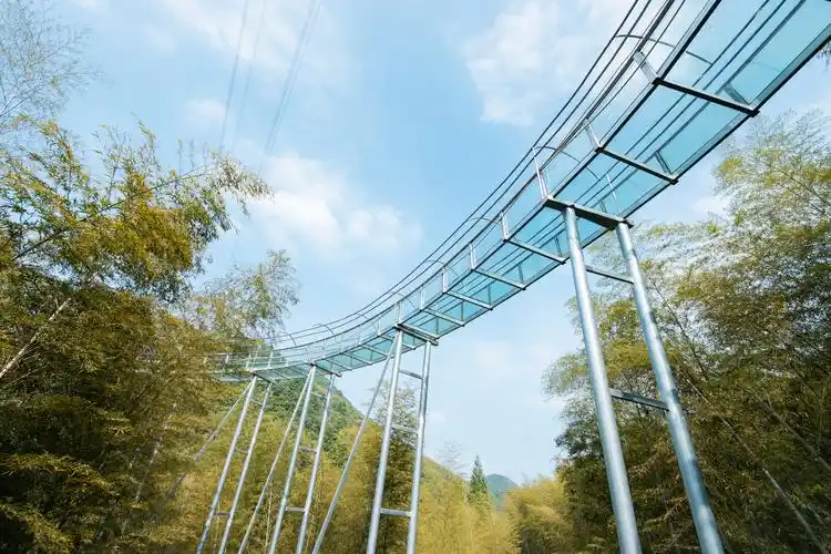 竹林深处的高空玻璃栈道漂流让您玩到嗨