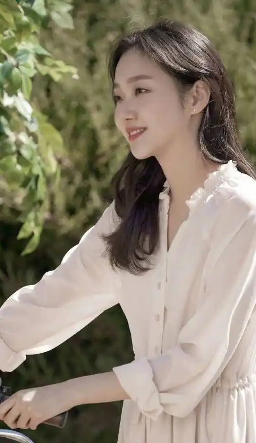 金高银和李敏镐搭档,演技爆棚,身穿白色长裙,再现初恋女神模样_裙子