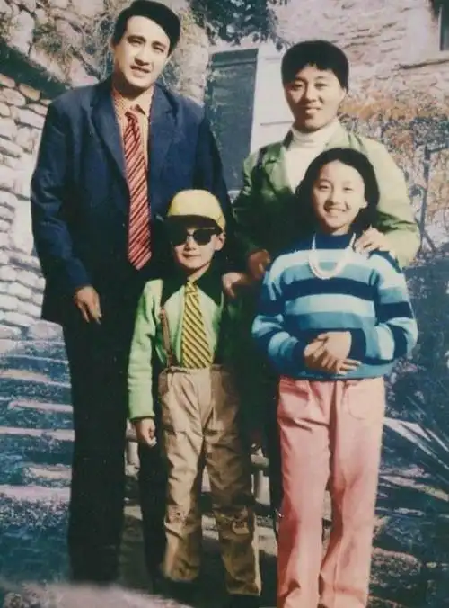 回家,父亲是个很有耐心的人,会陪着佟大为玩耍,父子两拿着玩具水枪