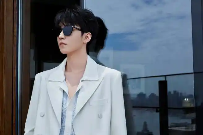 王俊凯白西装金丝眼镜造型##王俊凯金丝边眼镜造型