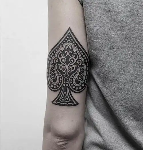 一向淑女的老婆突然在大腿上纹了个黑桃a.