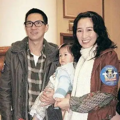 张家辉一家三口同框58岁关咏荷一脸沧桑像老太太