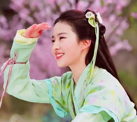 在《仙剑奇侠传》中,刘亦菲饰演赵灵儿一角,为了实践女娲后裔的使命