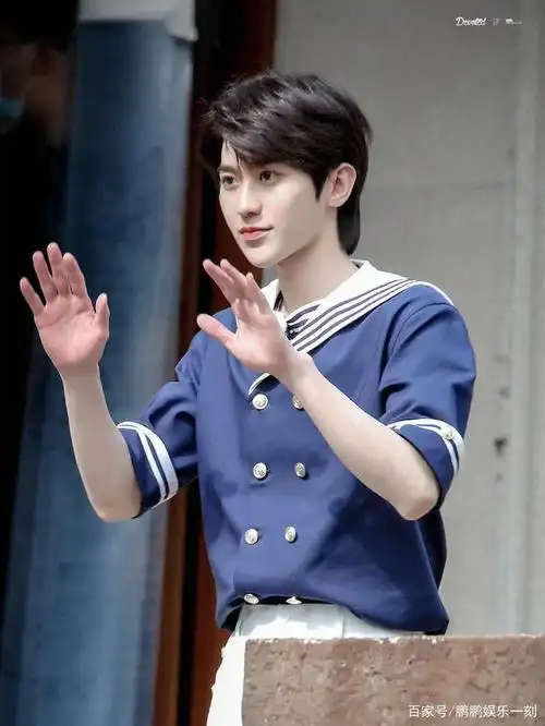 蔡徐坤海军服造型,身着蓝白拼色海军服,干净且清爽