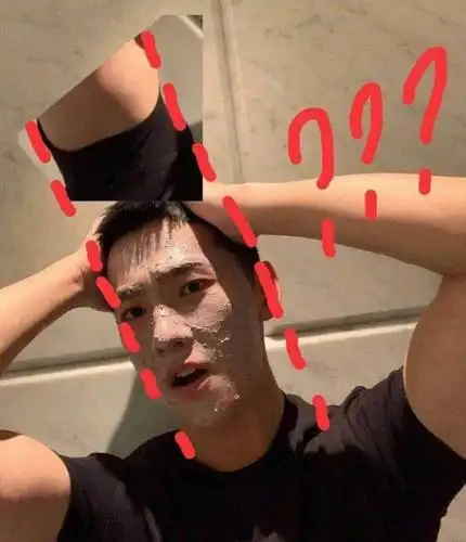 杨洋剪短发大变样凹造型满脸泥抢镜网友肱二头肌比脸宽