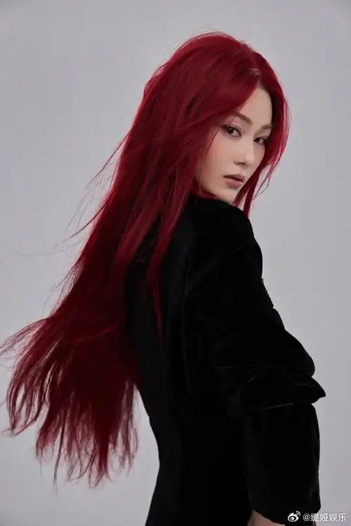 张馨予黑金亮片长裙#张馨予身着闪耀金亮片长裙,黑色基底映衬出说的