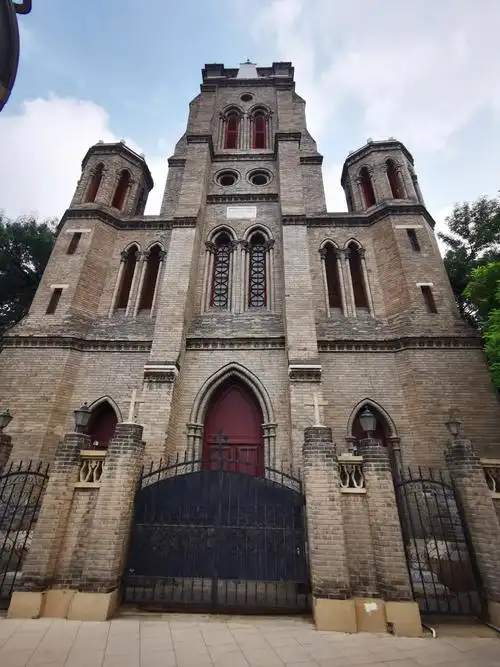 海河边上的望海楼天主教堂,是法国天主教会于1986年修建具有哥特式