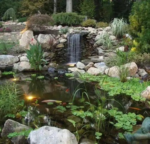 于庭院一角,设置水景一处,或静如平面,或流水潺潺,一汪水动与静的角色