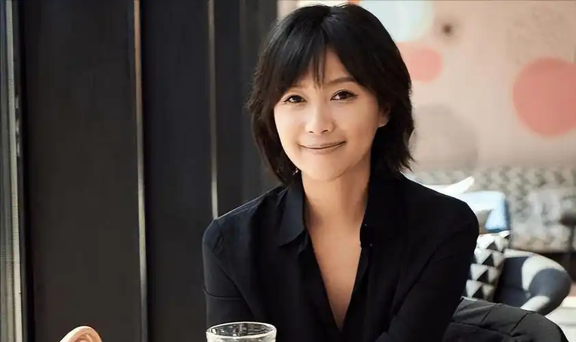 徐静蕾被曝怀孕,定居美国生活舒适,素颜出镜尽显知性优雅_网友_徐父