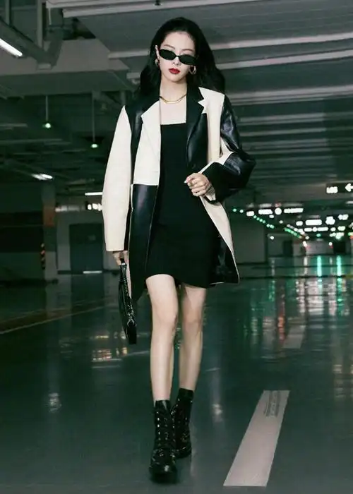 韩雪的穿搭水平很稳定短款皮衣配渔夫帽时髦减龄还带着高端味