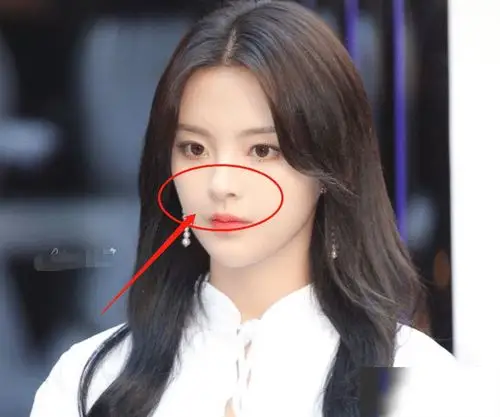 杨超越3年前旧照曝光五官精致模样清纯但鼻子看着却怪怪的