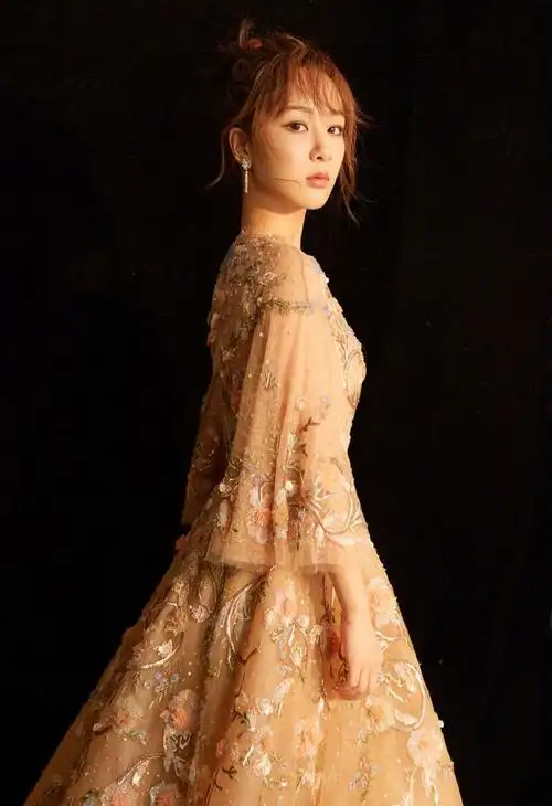 杨紫真敢穿,一袭渐变连衣裙大露香肩美背,画面唯美又浪漫|纱裙|裸色|