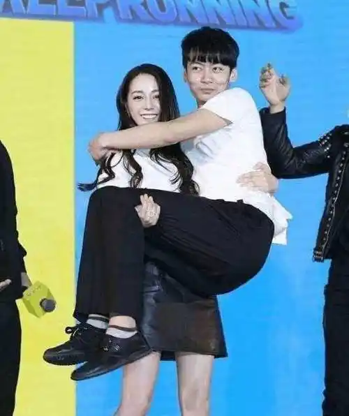 被赞男友力十足的迪丽热巴这次公主抱邓伦却直接笑弯了腰