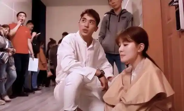 她时而抱怨乔欣头太大,时而又指责动作不合适,完全没有反省自身的问题