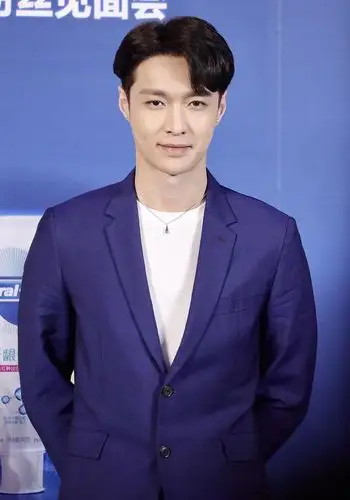 张艺兴穿蓝色西装气质姣好. 张艺兴笑起来露出浅浅的梨涡.