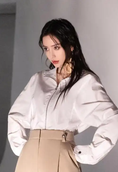 杨颖氛围感写真妆造简单但美丽不简单