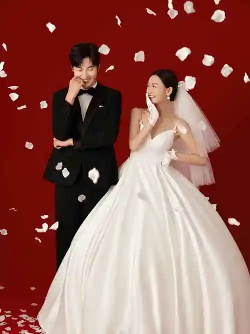 照太太好啦
中式传承与现代浪漫结合
纯色背景,化繁为简
红色