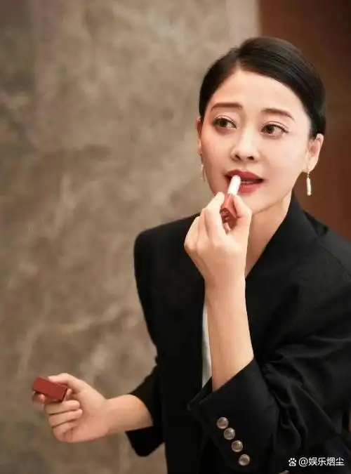 梅婷这次的穿搭贵气十足:西装 半身长裙,扎起低马尾真优雅好看