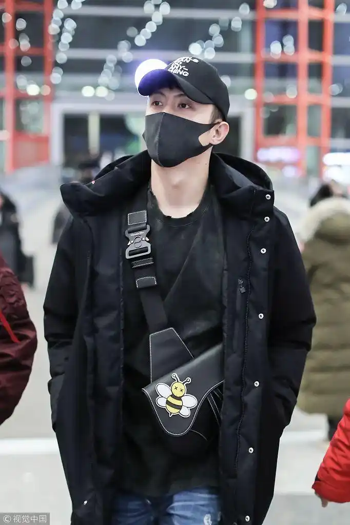 黄景瑜跨"蜜蜂"包童心未泯 御寒全副武装走路带风显长腿优势