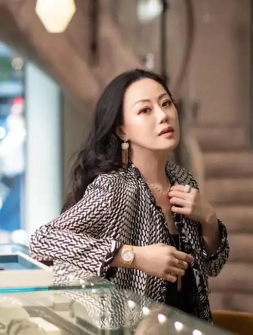 上了年纪的微胖女人,建议学章小蕙穿衣,58岁也能美得高级大气