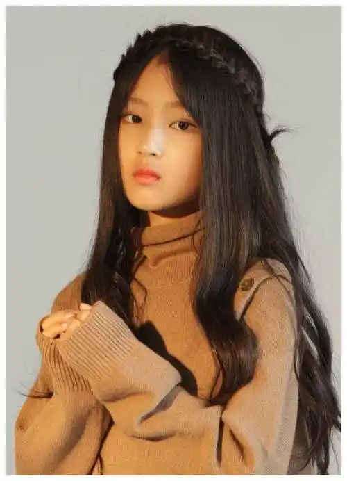 《我们的少年时代》果果9岁露腰穿破洞裤,成熟起来不输黄多多!