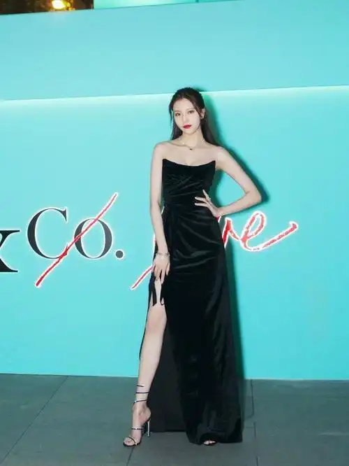 25岁宋妍霏冬日秀长腿紫卫衣搭配热裤身材比例惊艳