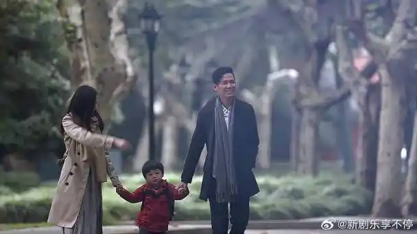 儿子回校园,温暖又浪漫,一家三口太幸福#何以笙箫默# #唐嫣# #钟汉良