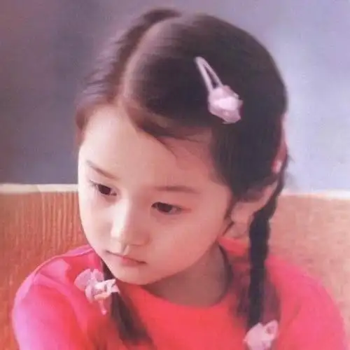 关晓彤幼儿时期童年照#关晓彤放出自己童年照片,这脸是平移了二十年
