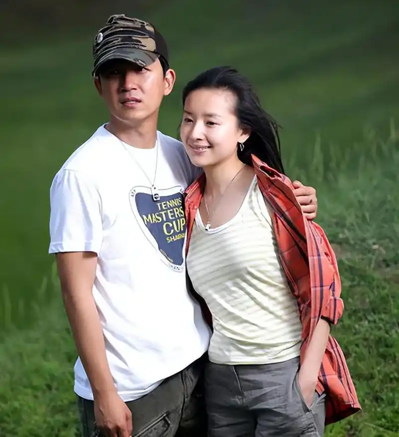 董洁儿子顶顶长大了 董洁儿子顶顶长大了,长相跟潘粤明毫无关系,董洁