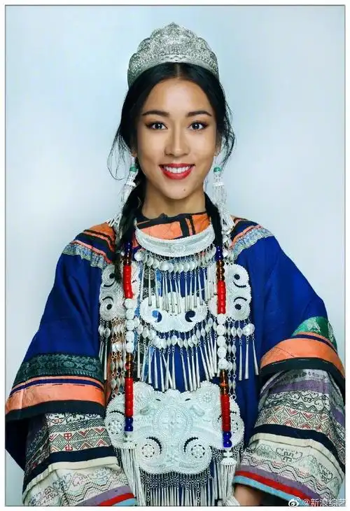 穿彝族服饰的吉克隽逸