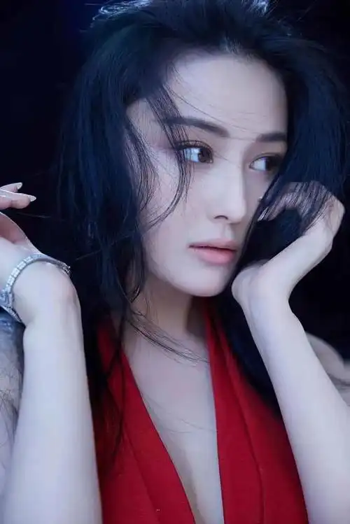 张馨予短发帅气干练长发精致娇艳