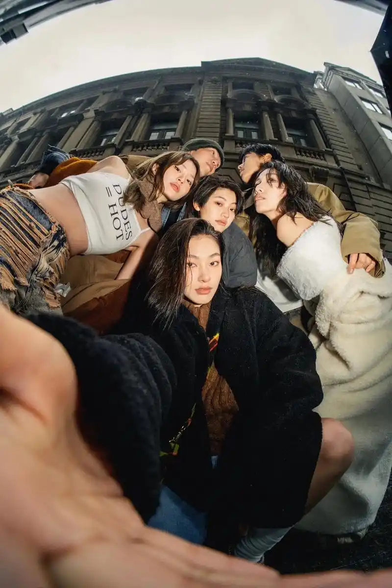 一定要跟好朋友拍一组合照.#图文伙伴计划 #拍照姿势 - 抖音