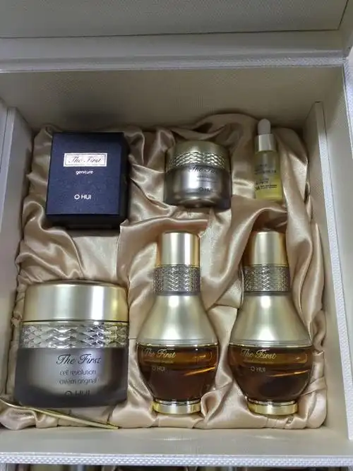 朋友送了我一套欧惠的护肤品,我也没用过这个牌子,看着很高档,怕价格