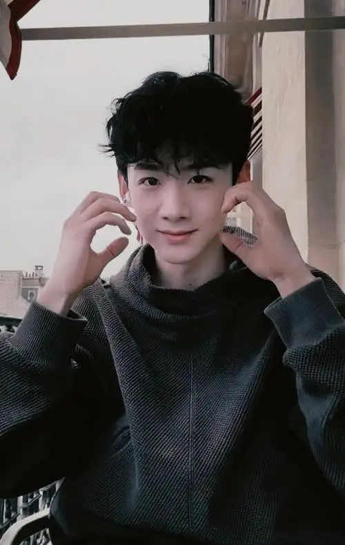 白敬亭来给大家花式比心了|白敬亭_新浪新闻